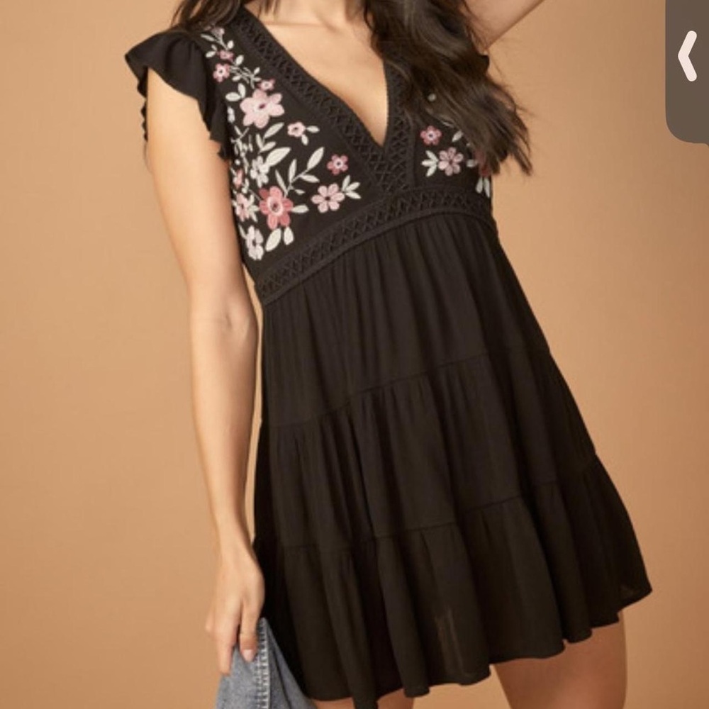 NWT Francesca’s Mi Ami Flutter Sleeve Embroidered Tiered Dress Size Small